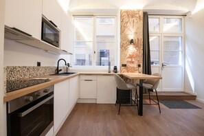 Kühlschrank, Mikrowelle, Ofen, Geschirrspüler