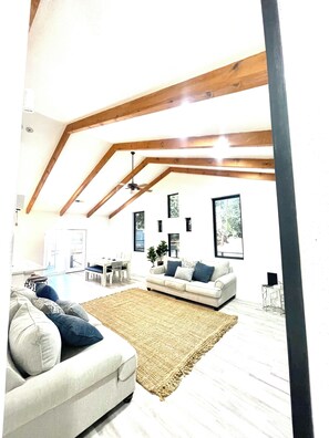 Smart TV, fireplace, music library, stereo - Crane Valley Lodge (Bass Lake)