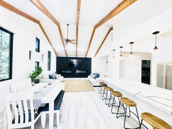 Interior - Crane Valley Lodge (Bass Lake)