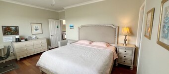 A comfortable bedroom close to YVR in Richmond
