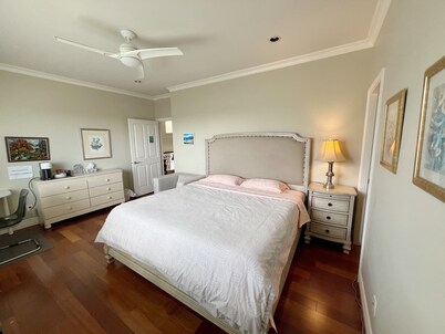 A lucky en-suite with private entrance close to YVR Ferry