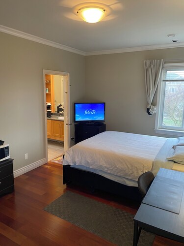 A independent entrance  bedroom with private washroom close to YVR in Richmond