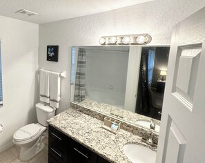 Secadora de cabello, toallas, jabón, papel de baño 