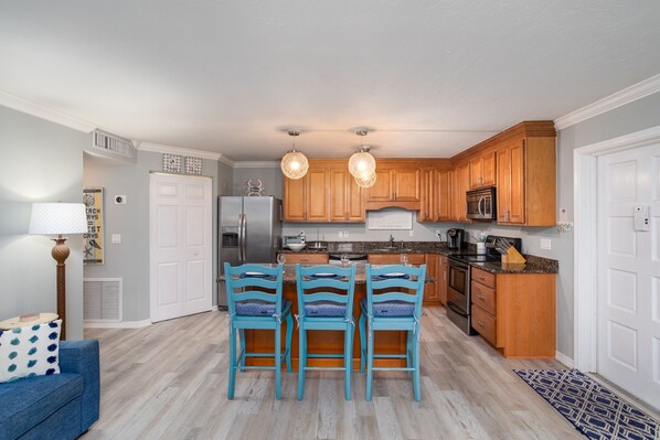 ثلاجة، ميكروويف، فرن، موقد طهي مسطح