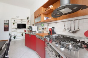Microonde, forno, piano cottura, lavastoviglie