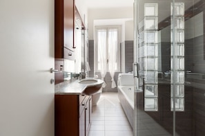 Baignoire, sĂšche-cheveux, bidet, serviettes fournies
