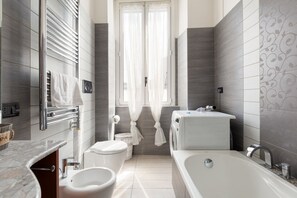 Een bad, een haardroger, een bidet, handdoeken