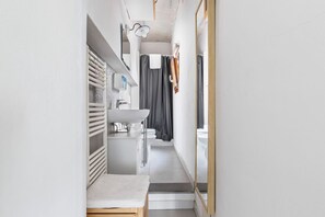 Douche, sĂšche-cheveux, bidet, serviettes fournies