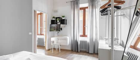 1 dormitori, planxa i posts de planxar, Internet i roba de llit