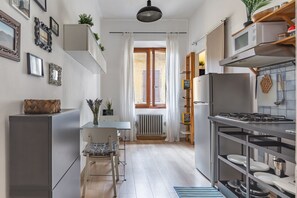 Frigorífico, microondas y placa de cocina