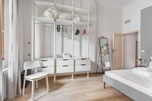 1 habitación, tabla de planchar con plancha, internet y ropa de cama 