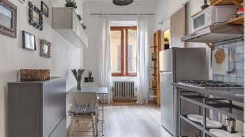 Frigorifero, microonde, piano cottura