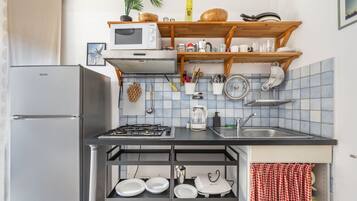 Frigorifero, microonde, piano cottura