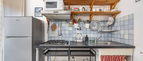 Geladeira, micro-ondas, cooktop