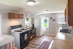 Fridge, microwave, stovetop, dishwasher