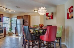 Dining - 1-Short Drive to Riverwalk & Pearl. Historic Area (San Antonio)