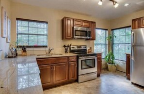 Private kitchen - 1-Short Drive to Riverwalk & Pearl. Historic Area (San Antonio)