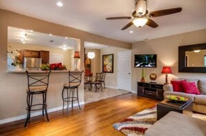 Living area - 1-Short Drive to Riverwalk & Pearl. Historic Area (San Antonio)