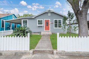 Exterior - 1-Short Drive to Riverwalk & Pearl. Historic Area (San Antonio)