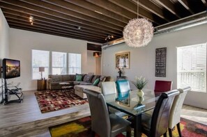 Living area - 4 Miles Away from all Major Attractions in SA (San Antonio)