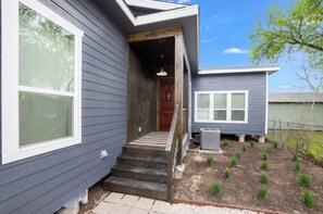 Exterior detail - 4 Miles Away from all Major Attractions in SA (San Antonio)