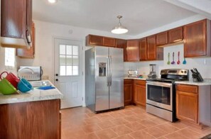 Private kitchen - 3 Miles to Pearl, Riverwalk, Downtown, Quarry (San Antonio)