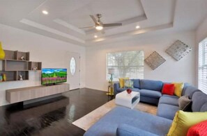 Living area - 3 Miles to Pearl, Riverwalk, Downtown, Quarry (San Antonio)