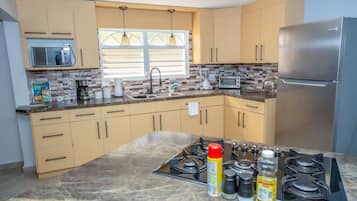 Refrigerador, microondas, placa de cocina, cafetera/tetera