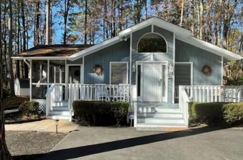 10 minutes to Ocean/beaches, stylish, inviting home on a quiet tree-lined street