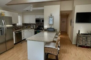 Køleskab, mikrobølgeovn, ovn, kogeplade