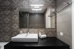 Baignoire, sèche-cheveux, serviettes fournies, savon