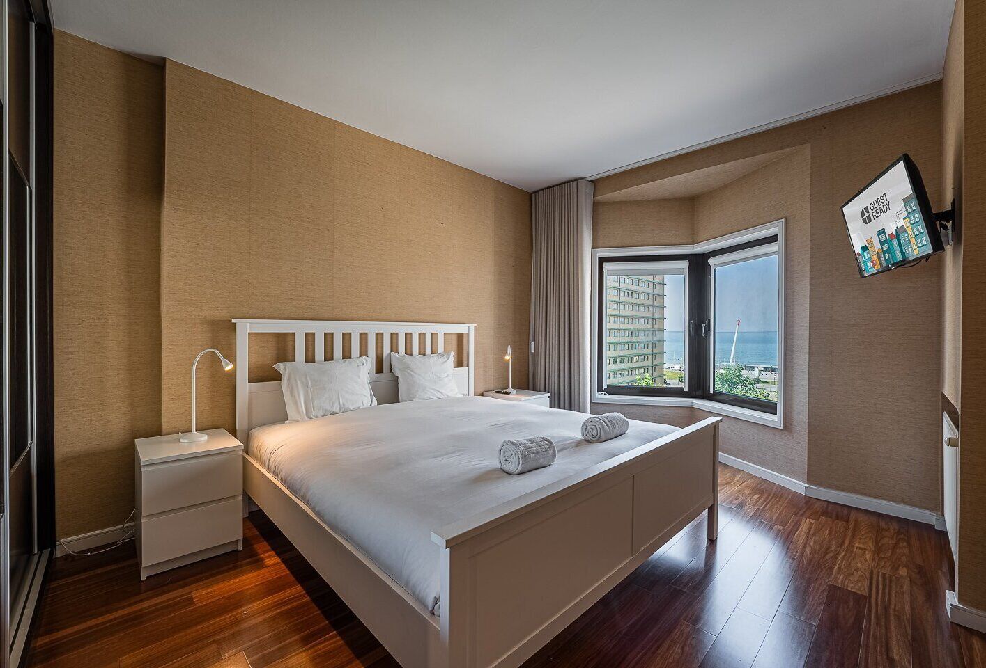 3 bedrooms, iron/ironing board, internet, bed sheets