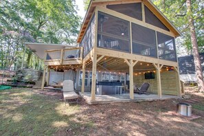 Terrace/patio - Wonderful and quite home on Lake Guntersville  (Hollywood)