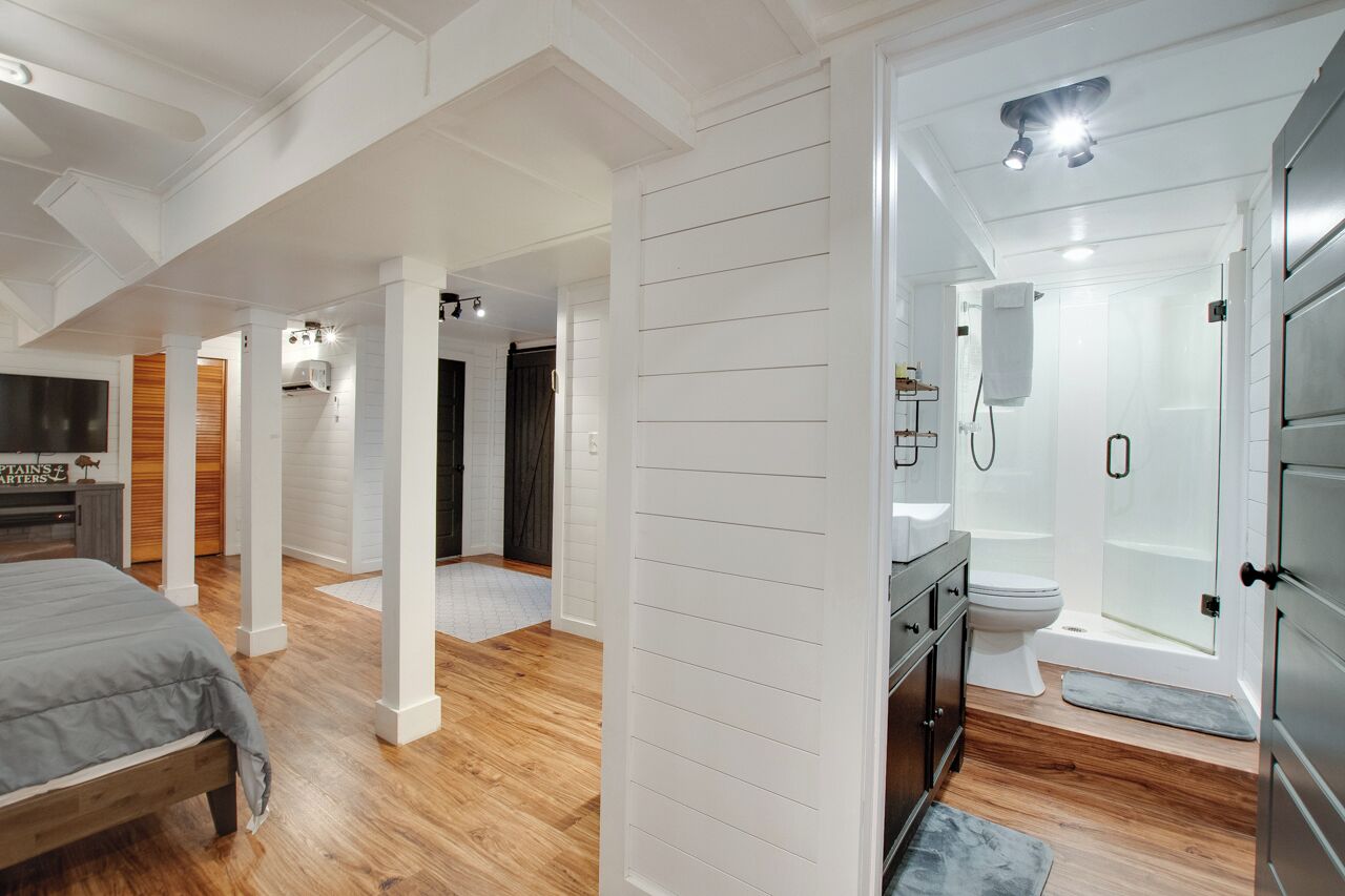 3 makuuhuonetta, työpöytä, ilmainen Wi-Fi, vuodevaatteet