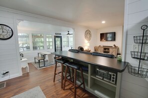 Smart-tv, een open haard en een stereo