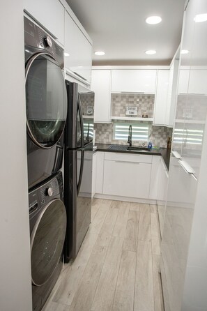 Refrigerador, microondas, cafetera/tetera, tostadora