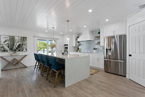 Fridge, microwave, oven, stovetop - Beach Bliss! Walk to beach! short stays (Bradenton Beach)