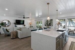 Interior - Beach Bliss! Walk to beach! short stays (Bradenton Beach)