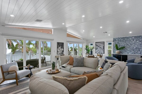 Smart TV - Beach Bliss! Walk to beach! short stays (Bradenton Beach)