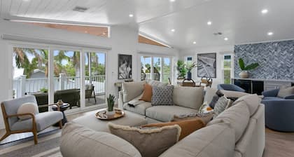 Coastal Luxe 5BR|Water Views| Quick Walk to Beach + Golf Fun