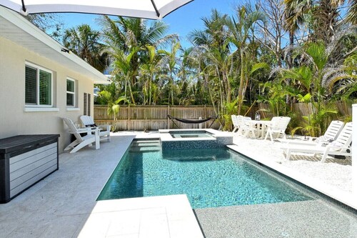 Lazy Dayz on AMI! 1 block to beach access!