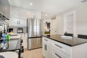 Réfrigérateur, four à micro-ondes, un four, surface de cuisson