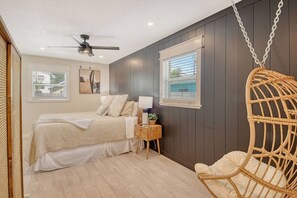 3 bedrooms, desk, iron/ironing board, free WiFi - 200 steps to the Beach | Heated pool + spa (Holmes Beach)