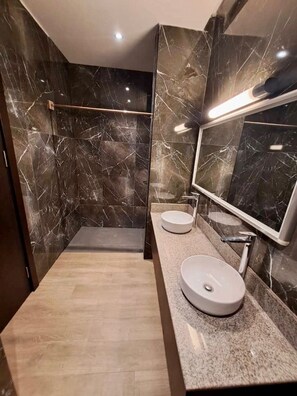 Shower, hair dryer, towels, soap - The Citizen I Raffinement et Confort (Abidjan, Cocody)