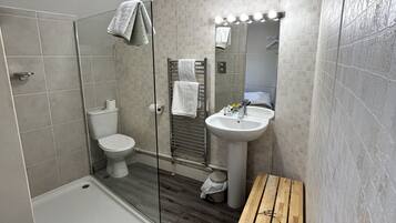 Single Room, Ensuite | Bathroom | Shower, hair dryer, towels