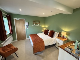 Habitación doble superior, baño privado (Ground Floor) | Tabla de planchar con plancha, wifi gratis, ropa de cama