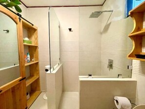 Ducha, secador de pelo, toallas y jabón