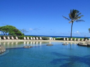 Plage, chaises longues, serviettes de plage