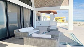 Familienhaus, 3 Schlafzimmer, Meerblick, Meerseite | Terrasse/Patio