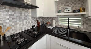 Kühlschrank, Mikrowelle, Wasserkocher mit Kaffee-/Teezubehör, Toaster